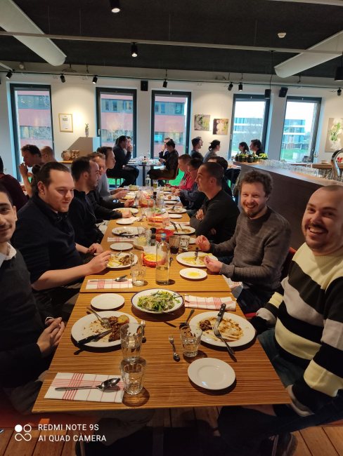 Foto van consultants die samen eten en glimlachen