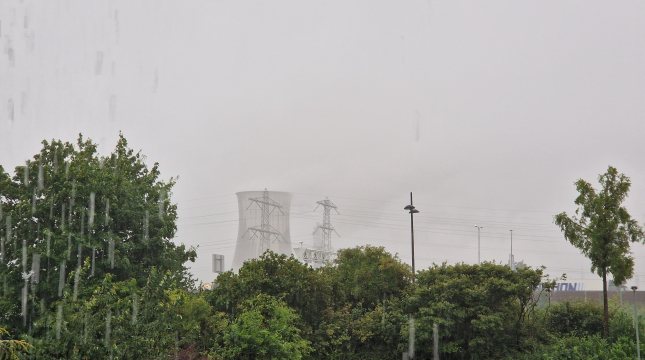 Chemelot locatie met regen en grijze wolken