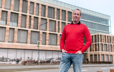 Consultant Patrick voor het gebouw van Brandloyalty