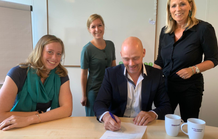 Arjo tekent voor de samenwerking tussen Qoppoconsult en Trees for all