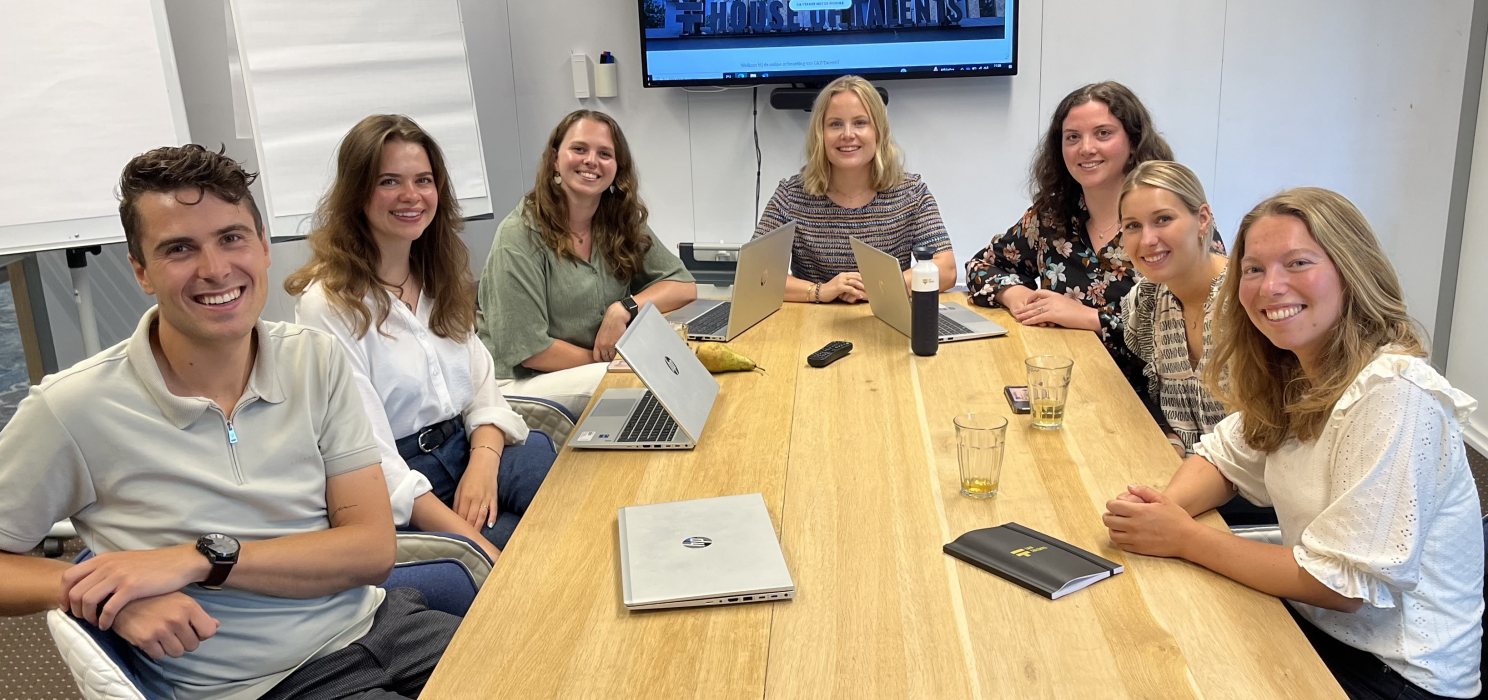 van links naar rechts de deelnemers van het L&D Boost Program: Tom Theloesen, Iris Oosterveen, Iris van Vliet, Noortje Valk, Veerle Hout, Sophie Bouckaert en Laura Veerheem. Jan Van der Meer ontbreekt.