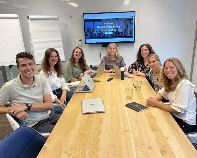 van links naar rechts de deelnemers van het L&D Boost Program: Tom Theloesen, Iris Oosterveen, Iris van Vliet, Noortje Valk, Veerle Hout, Sophie Bouckaert en Laura Veerheem. Jan Van der Meer ontbreekt.