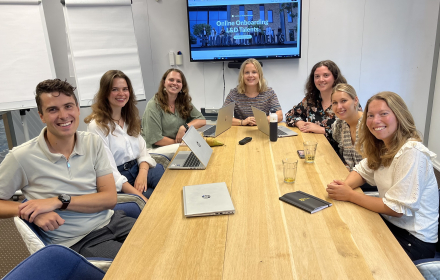 van links naar rechts de deelnemers van het L&D Boost Program: Tom Theloesen, Iris Oosterveen, Iris van Vliet, Noortje Valk, Veerle Hout, Sophie Bouckaert en Laura Veerheem. Jan Van der Meer ontbreekt.